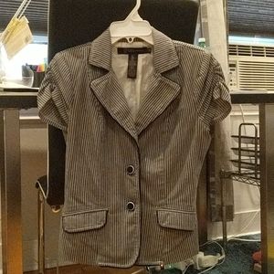 M gray and white striped short-sleeve jacket